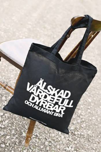 Tygkasse - Älskad, värdefull, dyrbar - Svart, en produkt från Nya Musik som utvecklar och engagerar människor i alla åldrar.