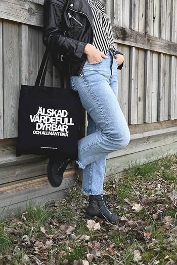 Tygkasse - Älskad, värdefull, dyrbar - Svart, en produkt från Nya Musik som utvecklar och engagerar människor i alla åldrar.