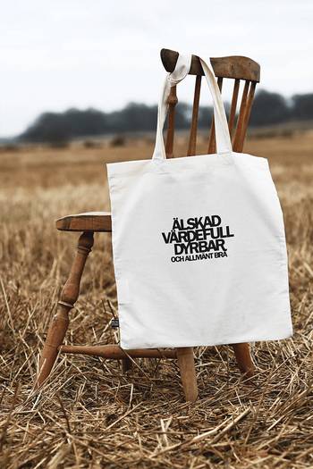 Tygkasse - Älskad, värdefull, dyrbar - Vit, en produkt från Nya Musik som utvecklar och engagerar människor i alla åldrar.