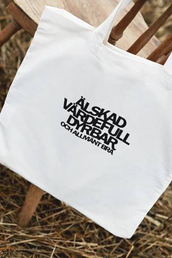 Tygkasse - Älskad, värdefull, dyrbar - Vit, en produkt från Nya Musik som utvecklar och engagerar människor i alla åldrar.