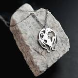 Halssmycke - He's got the whole world in His hands, en produkt från Nya Musik som utvecklar och engagerar människor i alla åldrar.