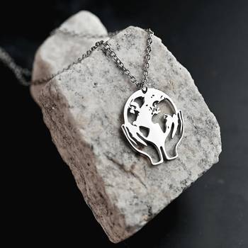 Halssmycke - He's got the whole world in His hands, en produkt från Nya Musik som utvecklar och engagerar människor i alla åldrar.