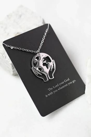 Halssmycke - He's got the whole world in His hands, en produkt från Nya Musik som utvecklar och engagerar människor i alla åldrar.