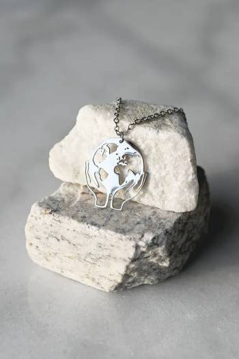 Halssmycke - He's got the whole world in His hands, en produkt från Nya Musik som utvecklar och engagerar människor i alla åldrar.