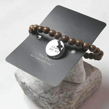 Armband - Träpärlor - Lean on me, en produkt från Nya Musik som utvecklar och engagerar människor i alla åldrar.