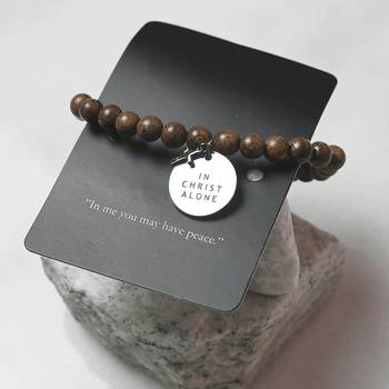 Armband -Träpärlor - In Christ alone, en produkt från Nya Musik som utvecklar och engagerar människor i alla åldrar.