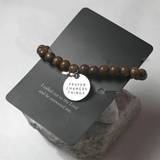 Armband - Träpärlor - Prayer changes things, en produkt från Nya Musik som utvecklar och engagerar människor i alla åldrar.