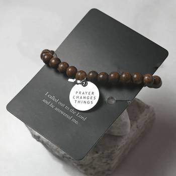 Armband - Träpärlor - Prayer changes things, en produkt från Nya Musik som utvecklar och engagerar människor i alla åldrar.
