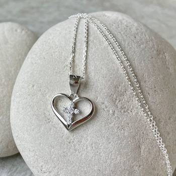 Halssmycke – Hjärta/kors, en produkt från Nya Musik som utvecklar och engagerar människor i alla åldrar.