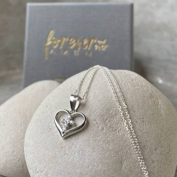 Halssmycke – Hjärta/kors, en produkt från Nya Musik som utvecklar och engagerar människor i alla åldrar.