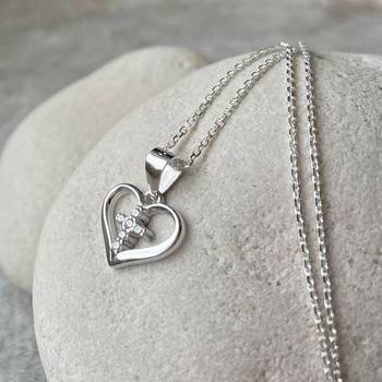 Halssmycke – Hjärta/kors, en produkt från Nya Musik som utvecklar och engagerar människor i alla åldrar.