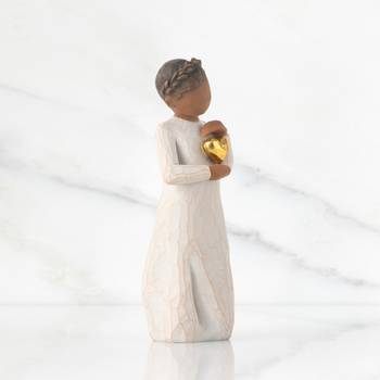 Keepsake (Darker skin and hair) - Willow Tree, en produkt från Nya Musik som utvecklar och engagerar människor i alla åldrar.