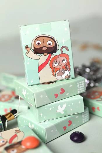 Tablettask i glada färger: Jesus, en produkt från Nya Musik som utvecklar och engagerar människor i alla åldrar.