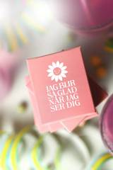 Tablettask i korallrött: Jag blir så glad när jag ser dig, en produkt från Nya Musik som utvecklar och engagerar människor i alla åldrar.