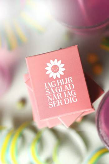 Tablettask i korallrött: Jag blir så glad när jag ser dig, en produkt från Nya Musik som utvecklar och engagerar människor i alla åldrar.