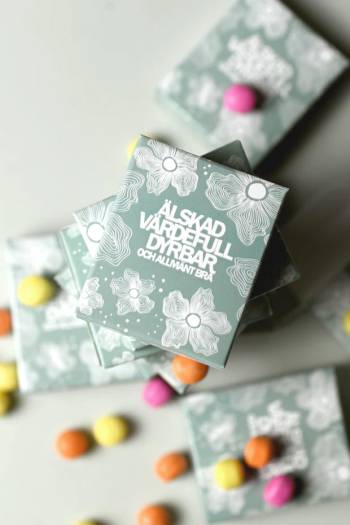 Tablettask i grönt: Älskad, värdefull, dyrbar, en produkt från Nya Musik som utvecklar och engagerar människor i alla åldrar.