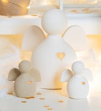 Ängel med guldfärgat hjärta - Vit - 14 cm, en produkt från Nya Musik som utvecklar och engagerar människor i alla åldrar.