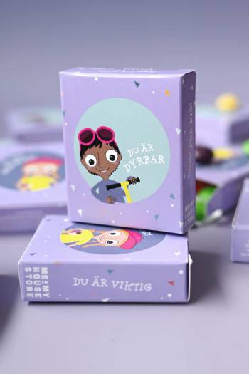 Tablettask med glada ungar: Du är dyrbar/Du gör mig glad, en produkt från Nya Musik som utvecklar och engagerar människor i alla åldrar.