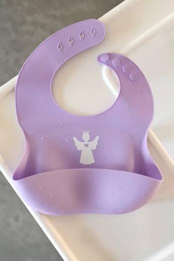 Haklapp i lila: Ängel, en produkt från Nya Musik som utvecklar och engagerar människor i alla åldrar.