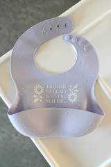 Haklapp i lavendel: Jag blir så glad när jag ser dig, en produkt från Nya Musik som utvecklar och engagerar människor i alla åldrar.