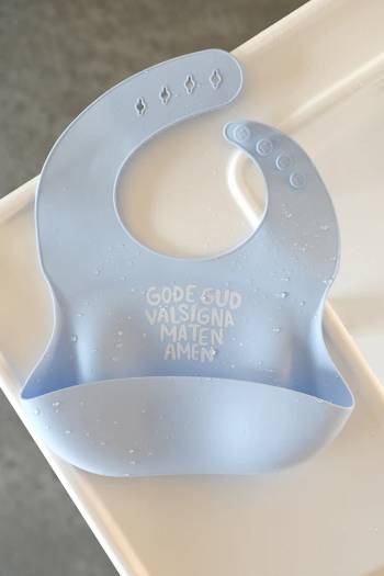 Haklapp i blått: Gode Gud välsigna maten, amen, en produkt från Nya Musik som utvecklar och engagerar människor i alla åldrar.