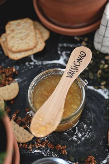 Smörkniv: Välsignad, en produkt från Nya Musik som utvecklar och engagerar människor i alla åldrar.