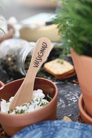 Smörkniv: Välsignad, en produkt från Nya Musik som utvecklar och engagerar människor i alla åldrar.