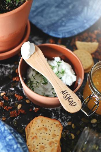 Smörkniv: Älskad, en produkt från Nya Musik som utvecklar och engagerar människor i alla åldrar.