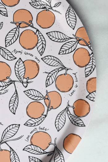 Stor serveringsbricka - Love is kind, en produkt från Nya Musik som utvecklar och engagerar människor i alla åldrar.