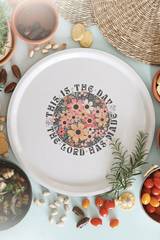 Stor serveringsbricka - This is the day that the Lord has made, en produkt från Nya Musik som utvecklar och engagerar människor i alla åldrar.