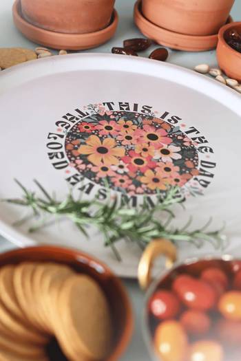 Stor serveringsbricka - This is the day that the Lord has made, en produkt från Nya Musik som utvecklar och engagerar människor i alla åldrar.