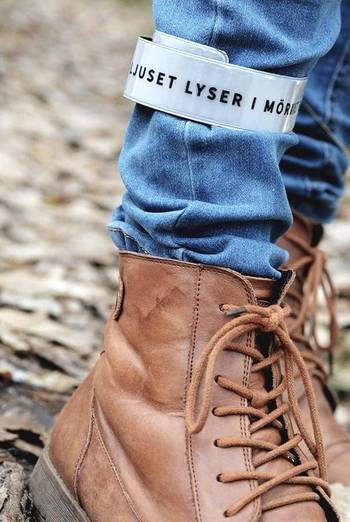 Lång slap wrap-reflex: Ljuset lyser i mörkret, en produkt från Nya Musik som utvecklar och engagerar människor i alla åldrar.