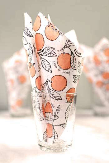 Servetter - Love is patient, love is kind, en produkt från Nya Musik som utvecklar och engagerar människor i alla åldrar.