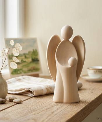 Handgjord skyddsängel med pojke - 15 cm, en produkt från Nya Musik som utvecklar och engagerar människor i alla åldrar.