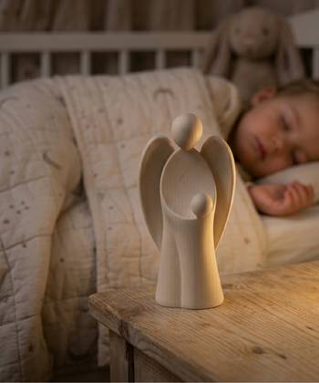 Handgjord skyddsängel med pojke - 15 cm, en produkt från Nya Musik som utvecklar och engagerar människor i alla åldrar.