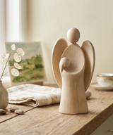 Handgjord skyddsängel med flicka - 11,5 cm, en produkt från Nya Musik som utvecklar och engagerar människor i alla åldrar.