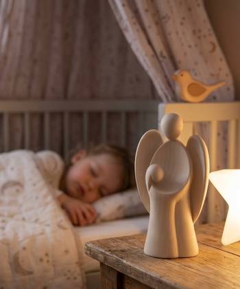 Handgjord skyddsängel med flicka - 11,5 cm, en produkt från Nya Musik som utvecklar och engagerar människor i alla åldrar.