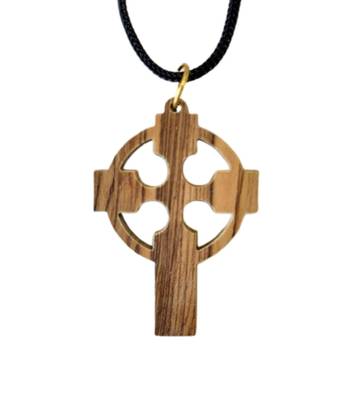 Halsband – Keltiskt kors - Olivträ, en produkt från Nya Musik som utvecklar och engagerar människor i alla åldrar.