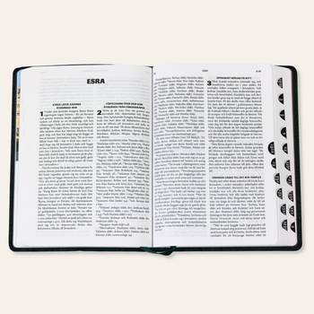 Bibel 2026 slim (svartgrön) – tygklädd med tumindex, slim, en produkt från Nya Musik som utvecklar och engagerar människor i alla åldrar.