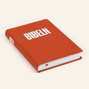 Bibel 2026 slim – mjukbunden, en produkt från Nya Musik som utvecklar och engagerar människor i alla åldrar.