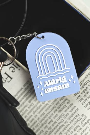 Nyckelring i silikon: Aldrig ensam, en produkt från Nya Musik som utvecklar och engagerar människor i alla åldrar.