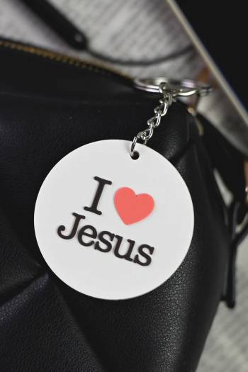 Nyckelring i silikon: I love Jesus, en produkt från Nya Musik som utvecklar och engagerar människor i alla åldrar.