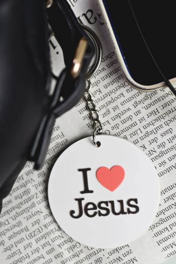 Nyckelring i silikon: I love Jesus, en produkt från Nya Musik som utvecklar och engagerar människor i alla åldrar.