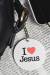 Nyckelring i silikon: I love Jesus, en produkt från Nya Musik som utvecklar och engagerar människor i alla åldrar.