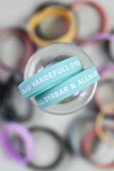 Silikonarmband i barnstorlek: Älskad, värdefull, dyrbar - mint, en produkt från Nya Musik som utvecklar och engagerar människor i alla åldrar.