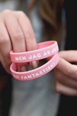 Silikonarmband i tonårsstorlek: Men jag är ju helt fantastisk!, en produkt från Nya Musik som utvecklar och engagerar människor i alla åldrar.
