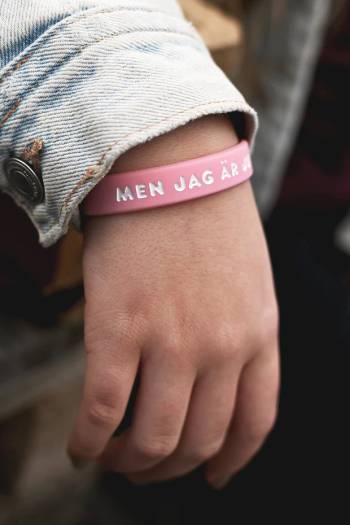 Silikonarmband i tonårsstorlek: Men jag är ju helt fantastisk!, en produkt från Nya Musik som utvecklar och engagerar människor i alla åldrar.
