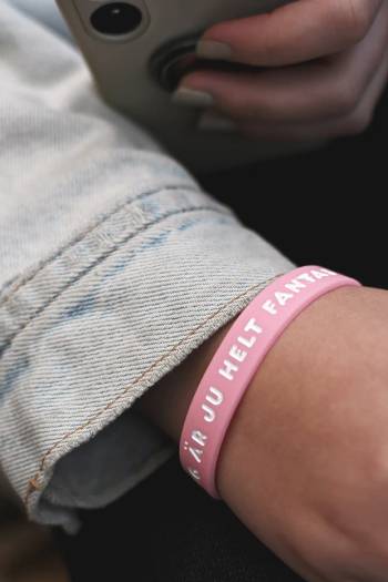 Silikonarmband i tonårsstorlek: Men jag är ju helt fantastisk!, en produkt från Nya Musik som utvecklar och engagerar människor i alla åldrar.