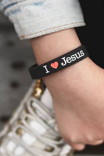 Silikonarmband i tonårsstorlek: I love Jesus, en produkt från Nya Musik som utvecklar och engagerar människor i alla åldrar.