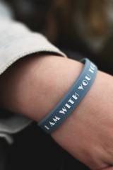 Silikonarmband i tonårsstorlek: I love Jesus, en produkt från Nya Musik som utvecklar och engagerar människor i alla åldrar.